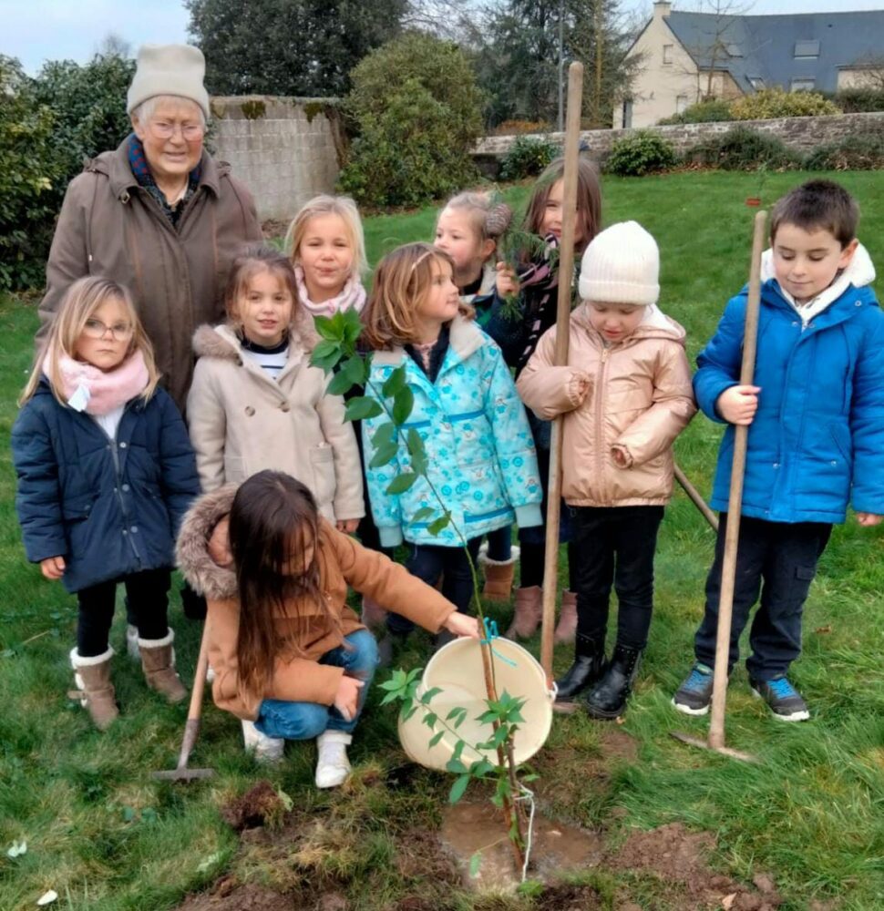 Des élèves de GS et  les CP CE1 plantent des arbres.